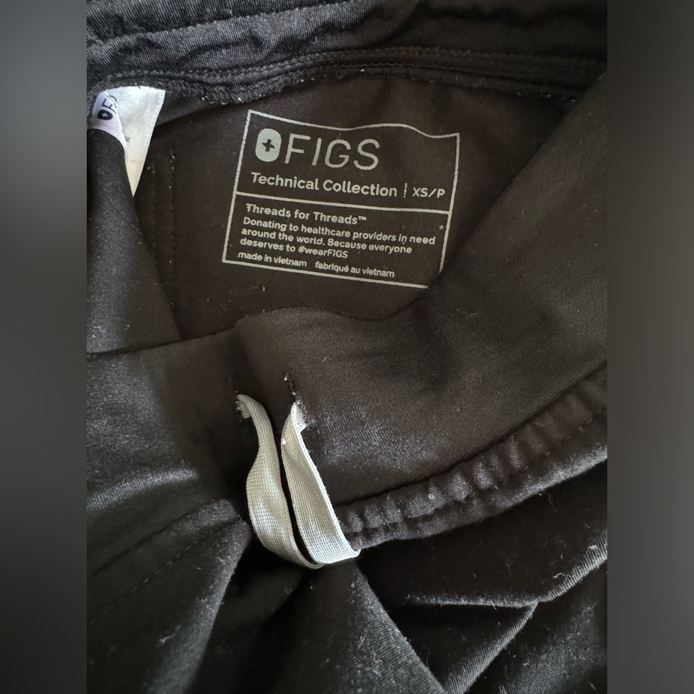 Figs Women’s Black Zamora Petite Jogger Scrub Pants